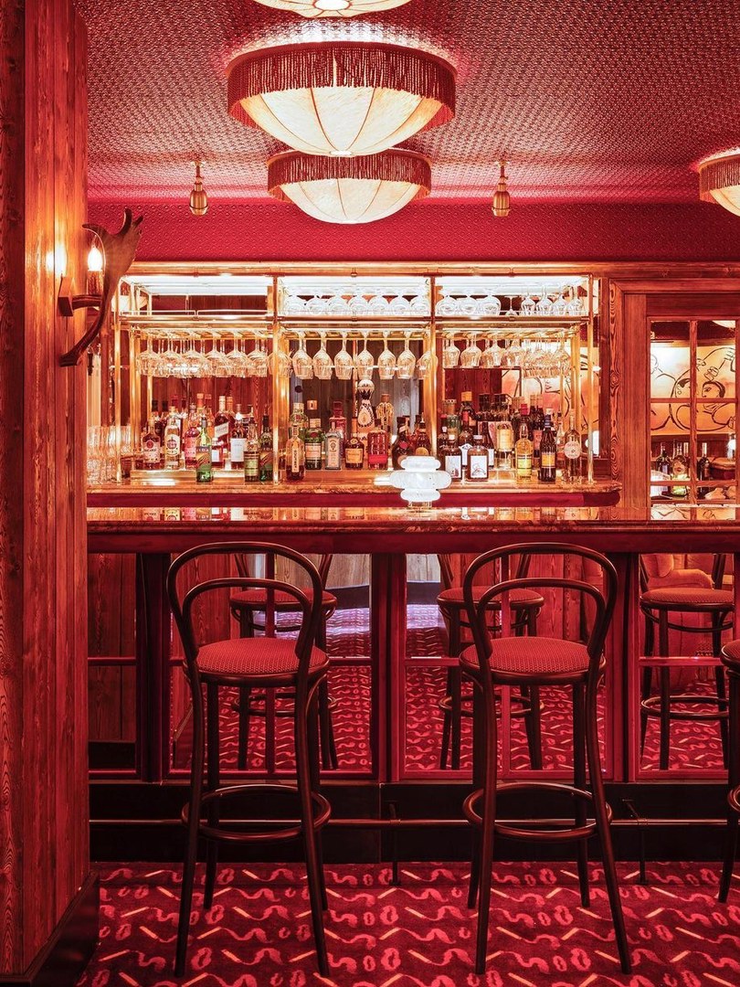 The bar and its stools at Le Piaf Dubai