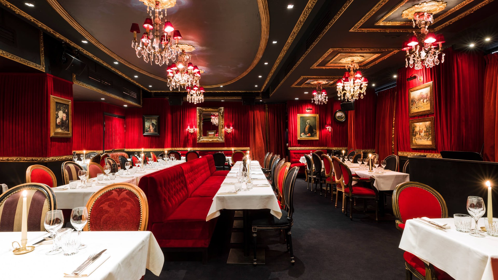 The colonnade at Le Piaf Dubaï after dark